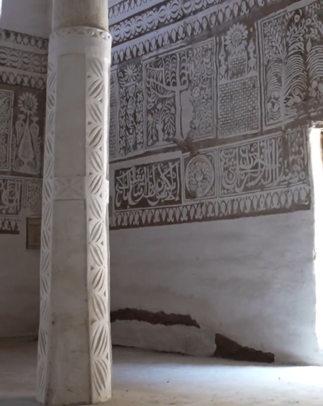 قصة جدران المجالس الطينية في حائل التي استوقفت وزير الحج ونظيره العراقي .. فيديو