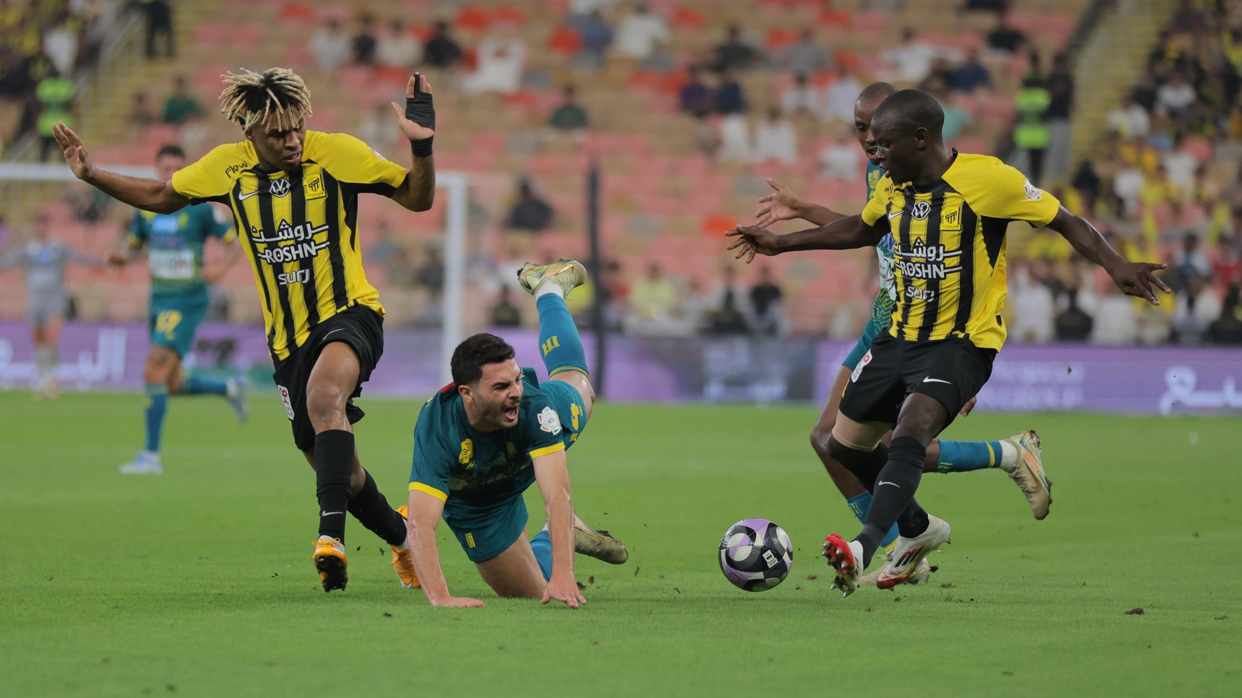 الاتحاد يتخطى العروبة بثنائية .. فيديو وصور