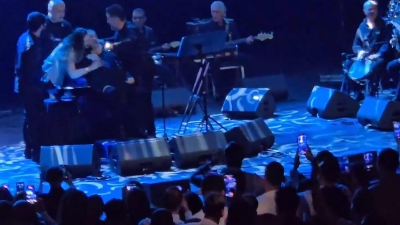 معجبة تقتحم المسرح وتقبل جورج وسوف أمام الجمهور .. صور