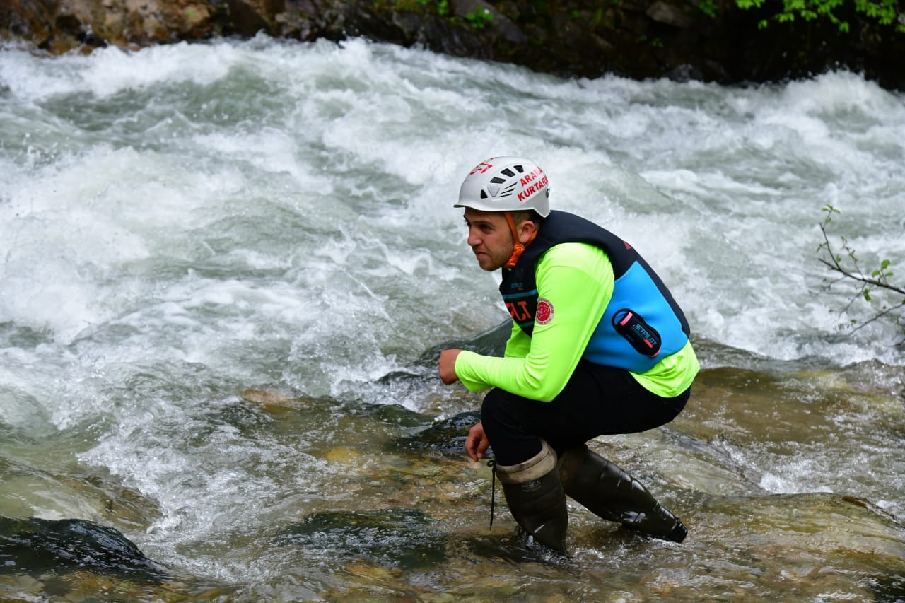 سيل يجرف طفلا سعوديا في تركيا وفرق البحث تكثف جهودها .. صور