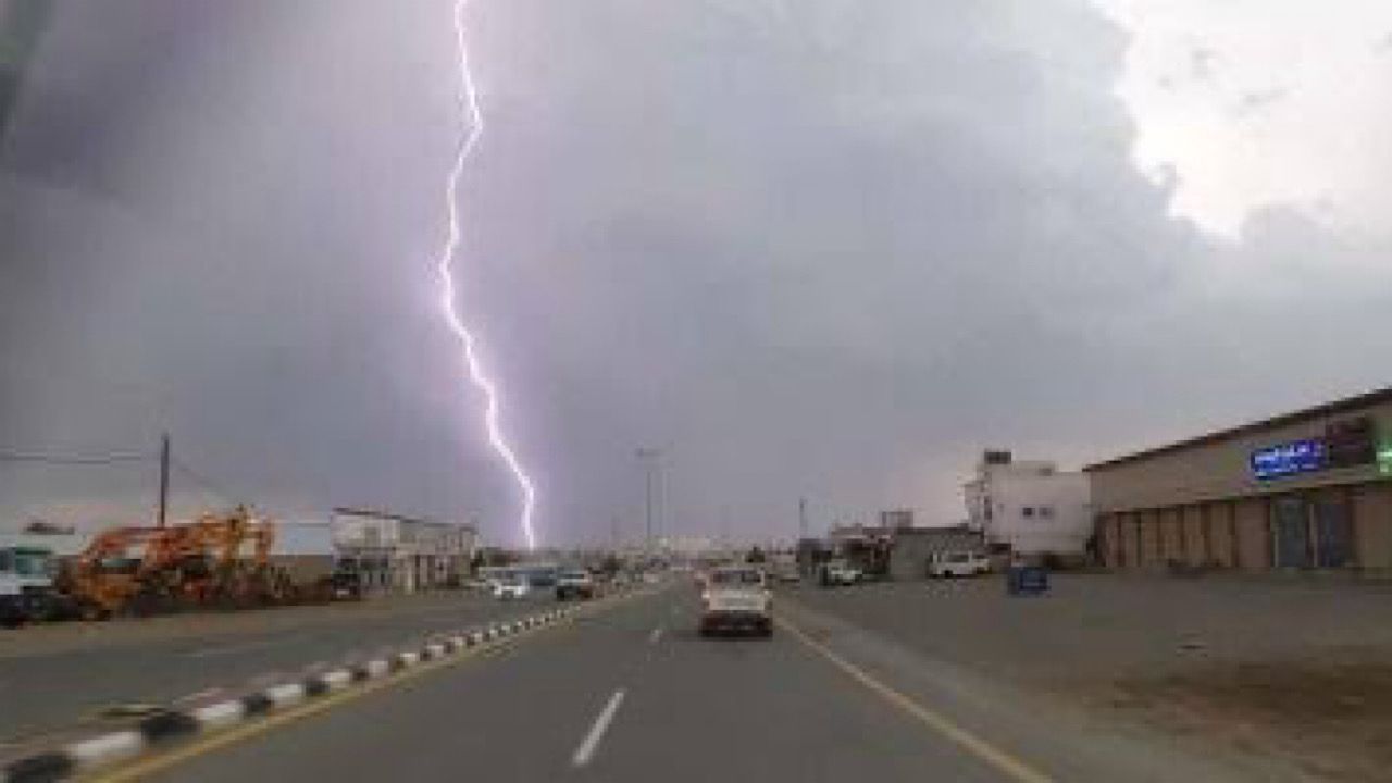 الأرصاد تحذر من أمطار رعدية على عدة مناطق .. فيديو