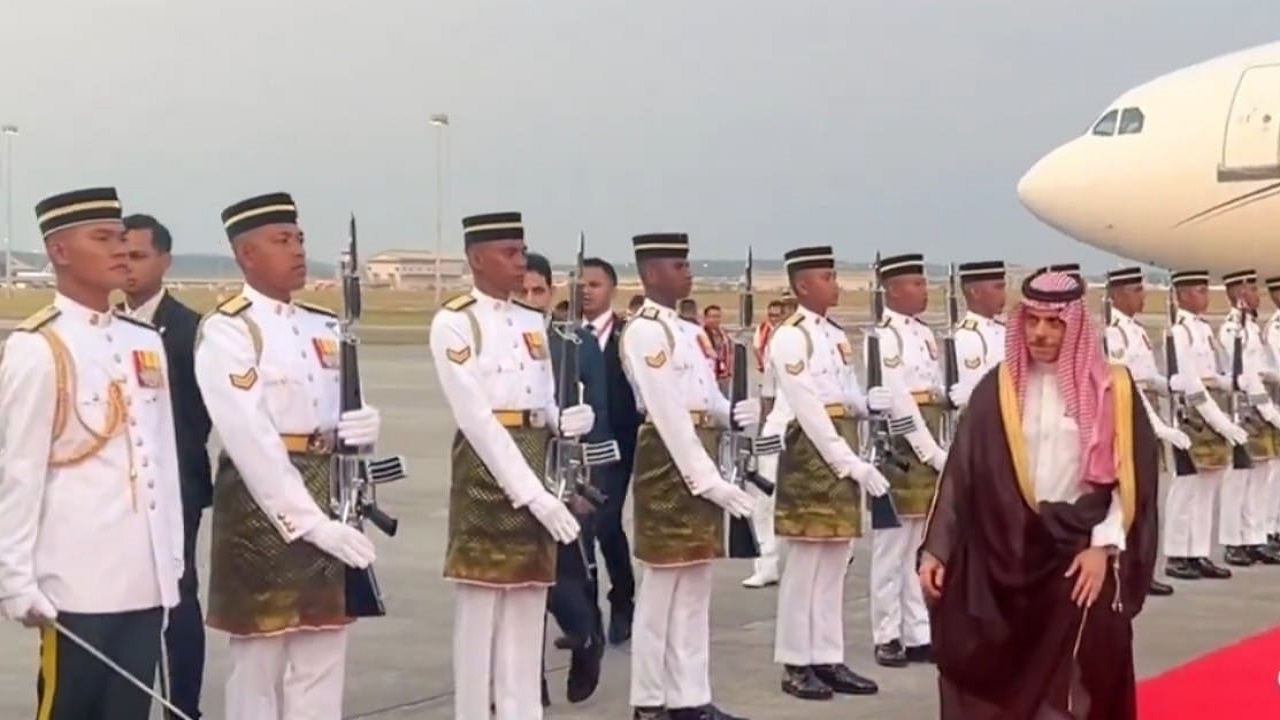 وزير الخارجية يصل إلى كوالالمبور ليرأس وفد المملكة.. فيديو
