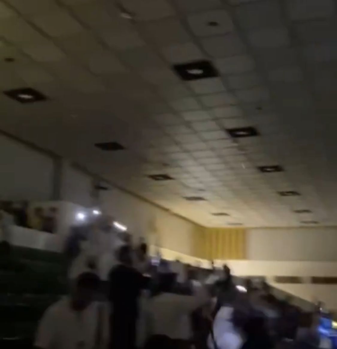 النصر يطفئ الإضاءة خلال احتفالات الهلال بعد التتويج .. فيديو