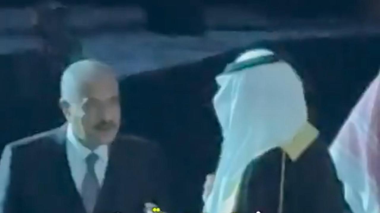 أمير عسير يوجه الشكر للوزير القطري بسبب موقفه النبيل مع ضيفه.. فيديو