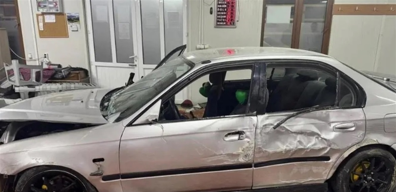 سائق مخمور يقتحم مسجدا قبيل الفجر ونجاة المصلين من كارثة محققة.. صور