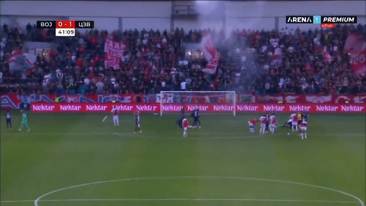 ذعر في نهائي كأس صربيا بعد إلقاء عبوة نارية داخل الملعب .. فيديو