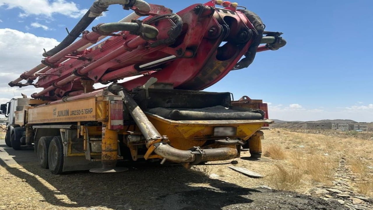 ضبط مقيم لتلويثه البيئة بتفريغ مواد خرسانية في عسير