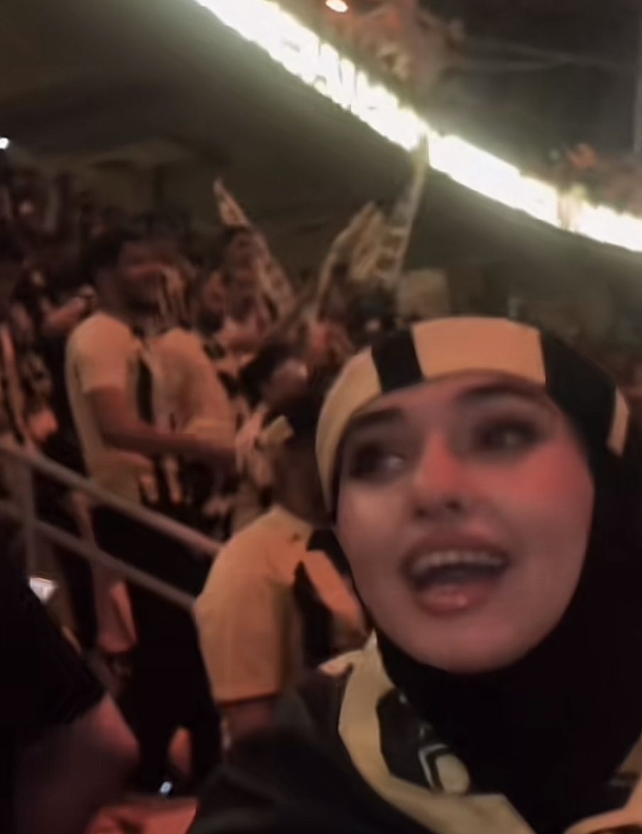 مشجعة اتحادية تشعل المدرجات والجماهير تلقبها بالتيفو الرابع .. فيديو