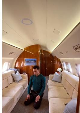 محمد رمضان يؤدي الصلاة داخل طائرته الخاصة أثناء توجهه للرياض