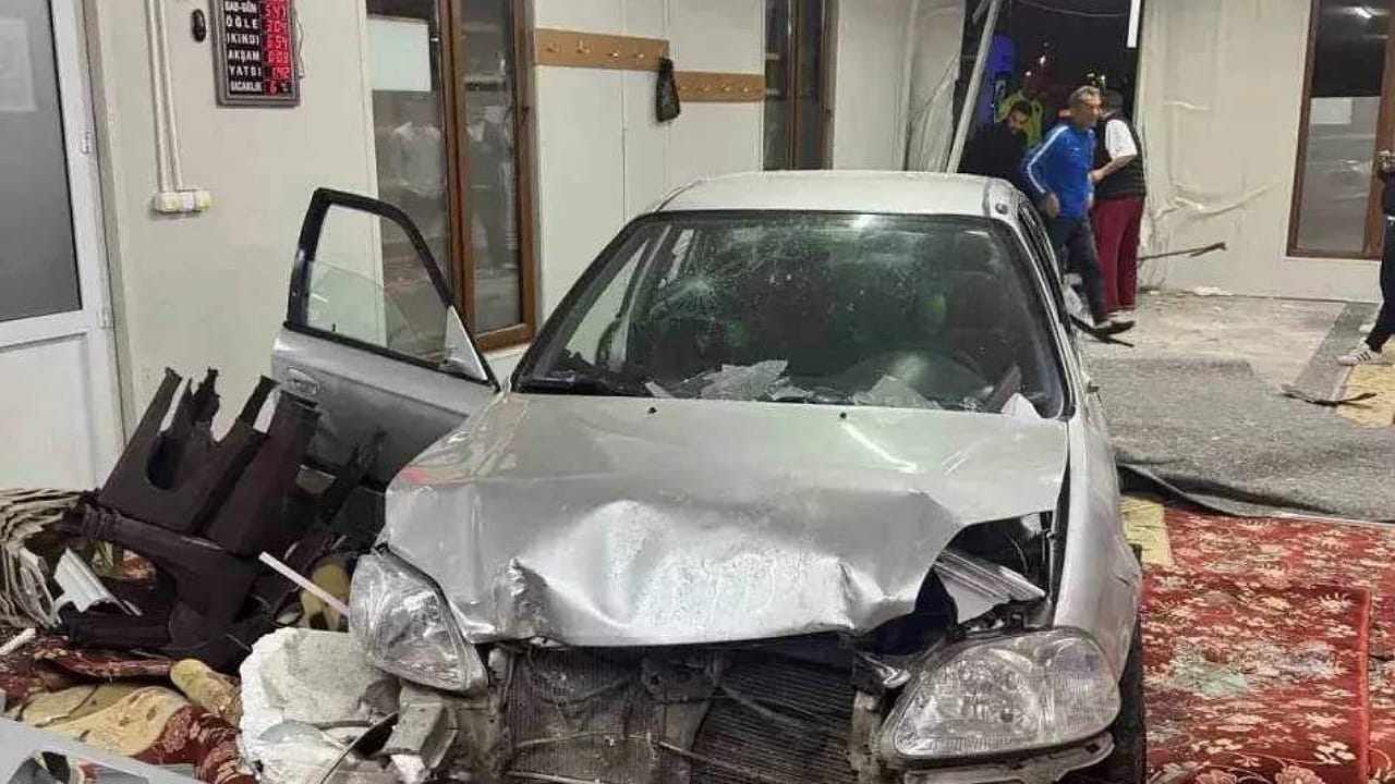 سائق مخمور يقتحم مسجدًا قبيل الفجر ونجاة المصلين من كارثة محققة.. صور
