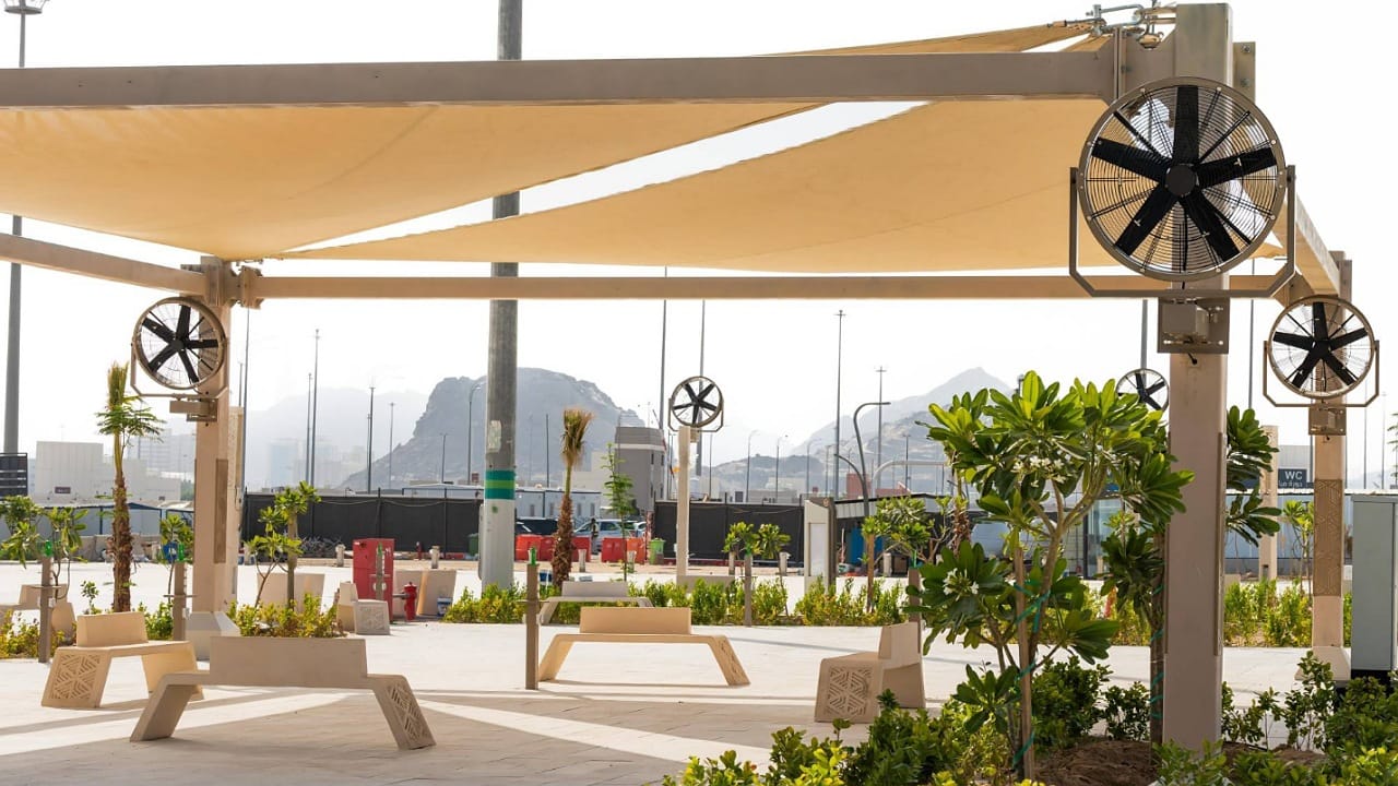 مظلات ذكية تخفض حرارة عرفة إلى 29 درجة لخدمة الحجاج .. فيديو