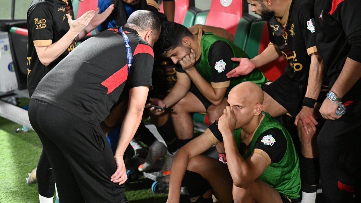 حسرة لاعبي الوحدة في اللحظات الأخيرة من مواجهة الخليج والأخدود .. فيديو