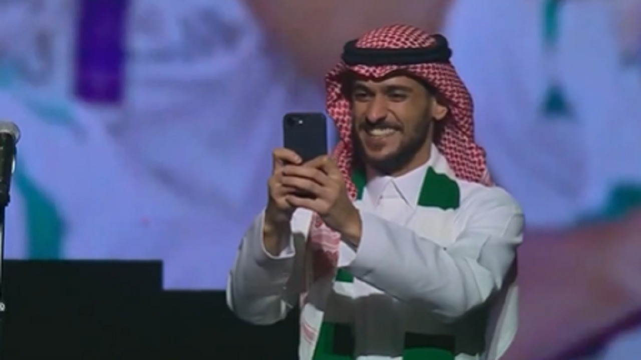 عايض يوثق بهاتفه فرحة جنونية لجماهير الأهلي خلال الاحتفال بالتتويج.. فييو