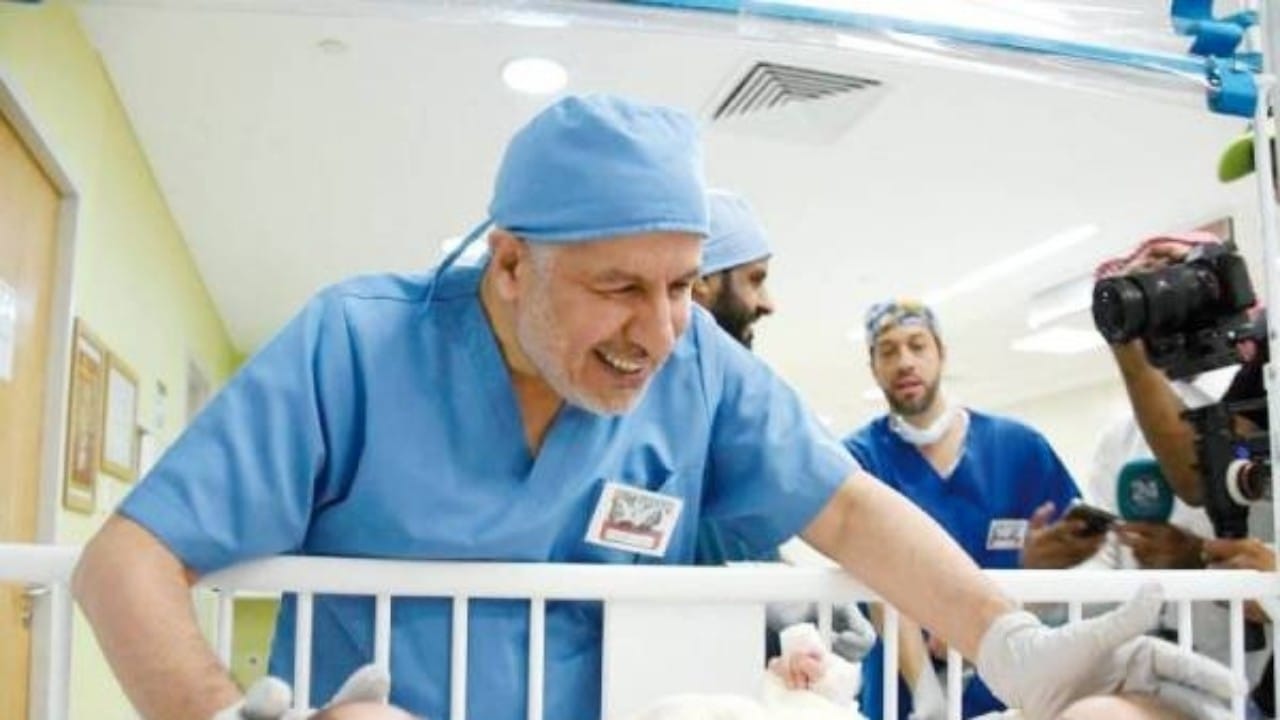 الربيعة يطمئن على صحة التوأم الملتصق الصومالي بعد وصولهما إلى الرياض