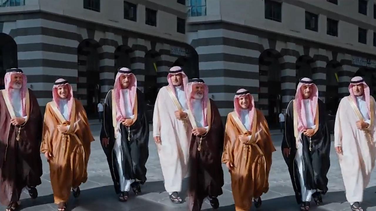الحجاج الأسبان الذين وصلوا إلى المملكة على متن الخيول يرتدون الزي السعودي.. فيديو