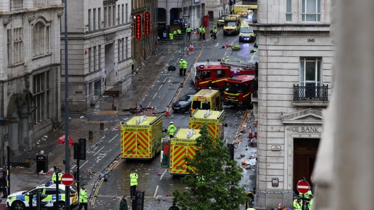 سيارة تقتحم احتفالات ليفربول وتصيب عددا من المشجعين .. فيديو