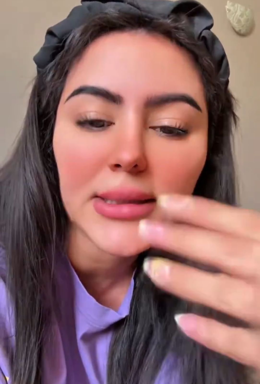 فتاة تروي قصة فنان شهير تقدم لخطبة قريبتها ثم اختفى بعد رفضها لقاءه .. فيديو