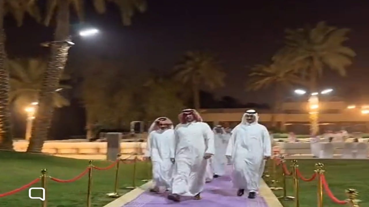 الأمير سعود خالد الفيصل ممازحاً أحد المعازيم لا تصور البيت.. فيديو
