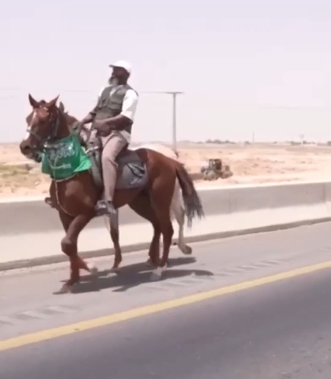 حجاج من إسبانيا يصلون إلى منفذ الحديثة على ظهور الخيل .. فيديو