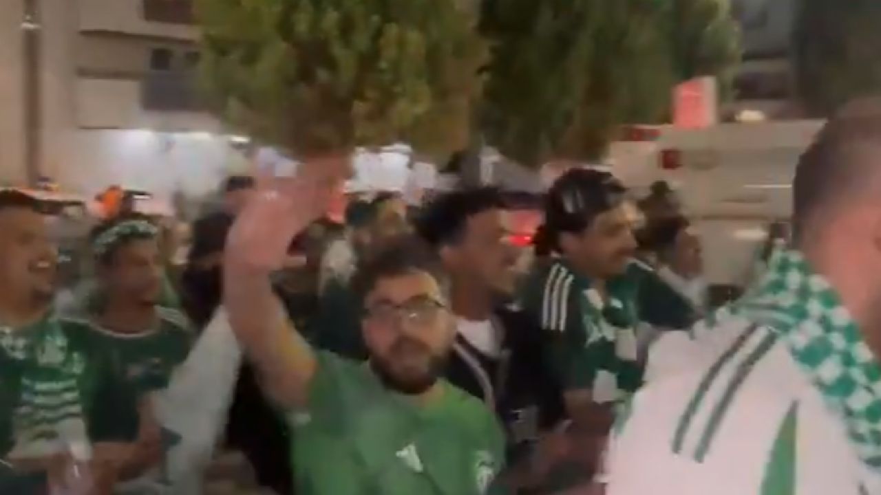 لحظة دخول جمهور الأهلي لمقر النادي للاحتفال بالتتويج .. فيديو