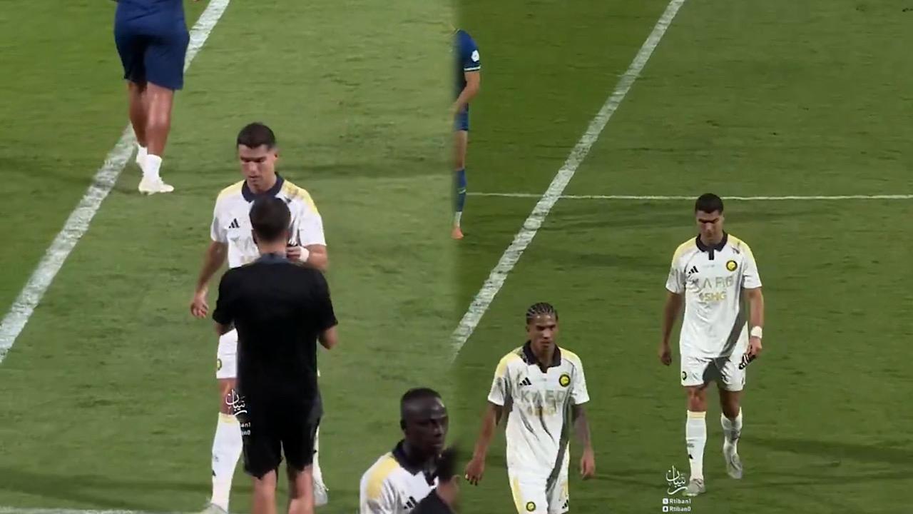 لحظة تسليم رونالدو الكابتنية للإداري ومغادرة الملعب مبكرًا.. فيديو