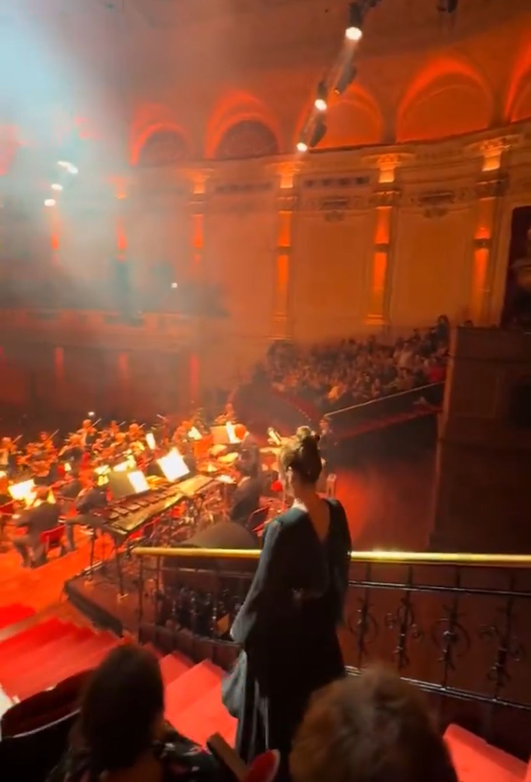 كارول سماحة تحيي حفلا غنائيا بإطلالة سوداء بعد وفاة زوجها .. فيديو