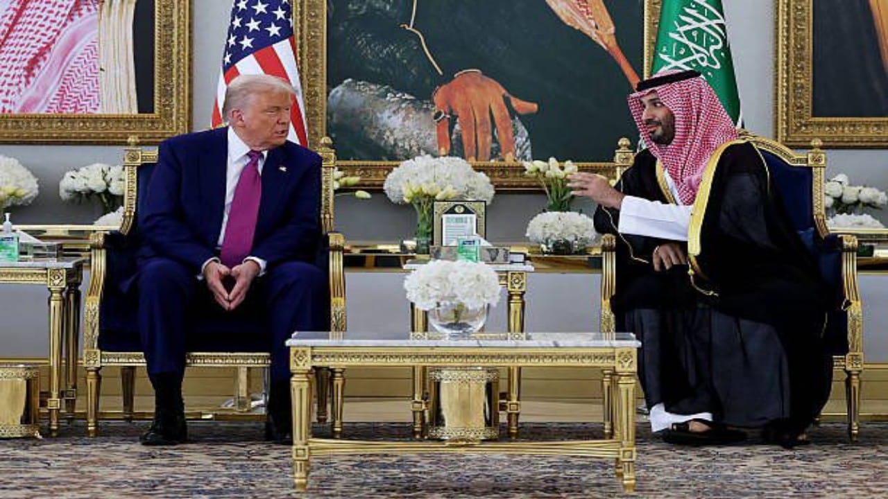 حديث جانبي بين ⁧‫ولي العهد‬⁩ والرئيس ⁧‫ترامب‬⁩ أثناء احتساء القهوة السعودية.. فيديو