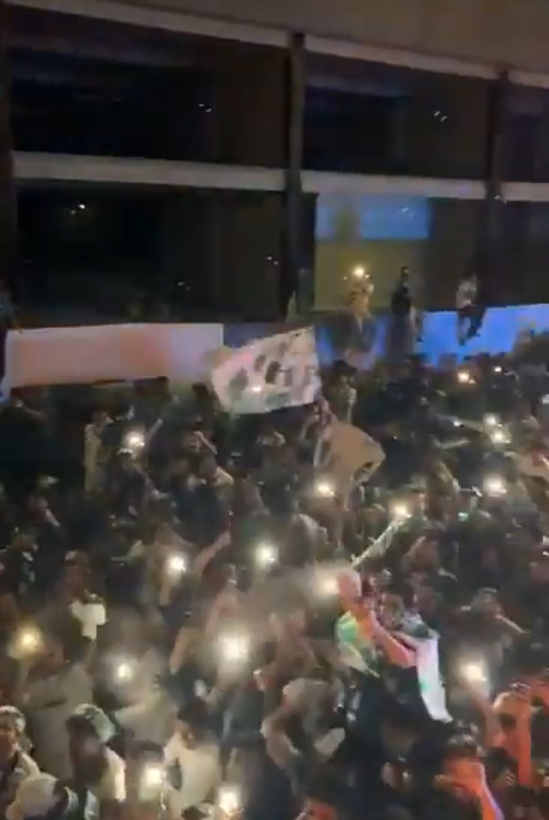 جماهير الأهلي تهتف باسم محرز بسعادة بالغة.. فيديو