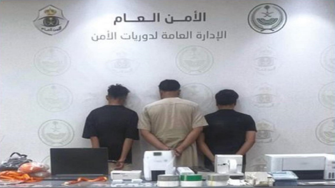 القبض على 3 مقيمين لارتكابهم عمليات نصب واحتيال بنشر إعلانات حملات حج وهمية