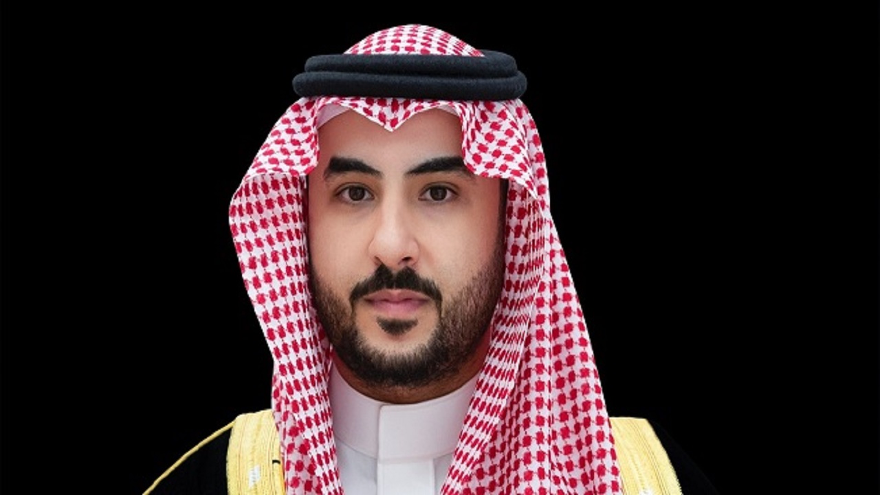 وزير الدفاع يصل العاصمة البريطانية لندن في زيارة رسمية