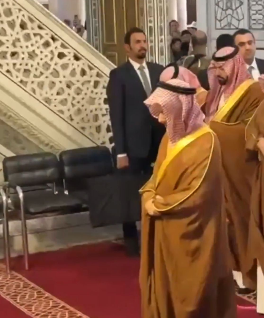 وزير الخارجية يؤم المصلين في المسجد الأموي خلال زيارته لدمشق.. فيديو