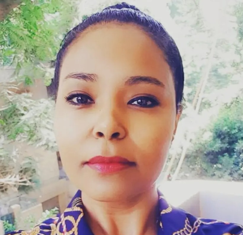 إعلامية شهيرة تعثر على عائلتها خلال بث مباشر بعد 44 عاما