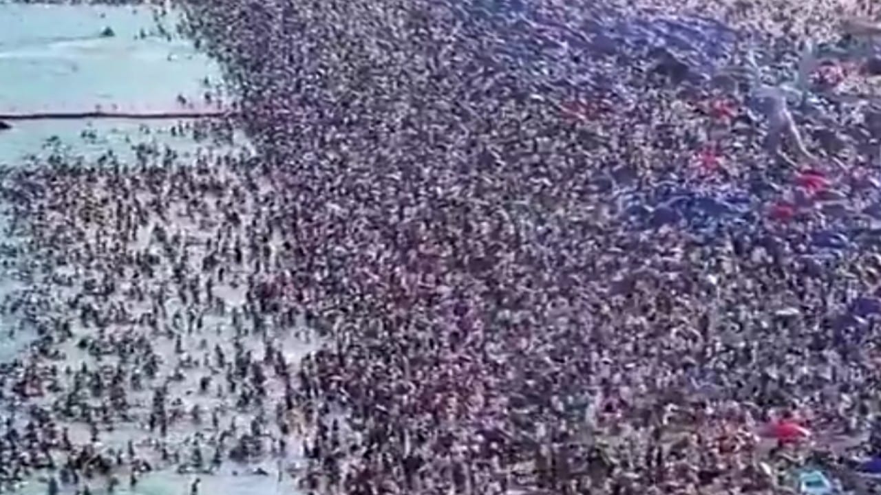 شاطئ داميشا بالصين يشهد ازدحاماً شديداً.. فيديو