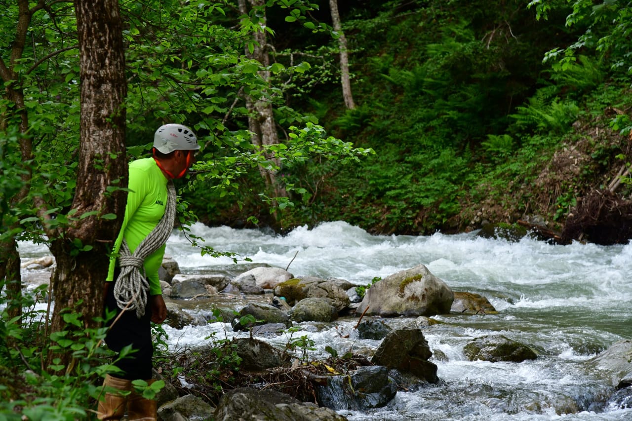 سيل يجرف طفلا سعوديا في تركيا وفرق البحث تكثف جهودها .. صور