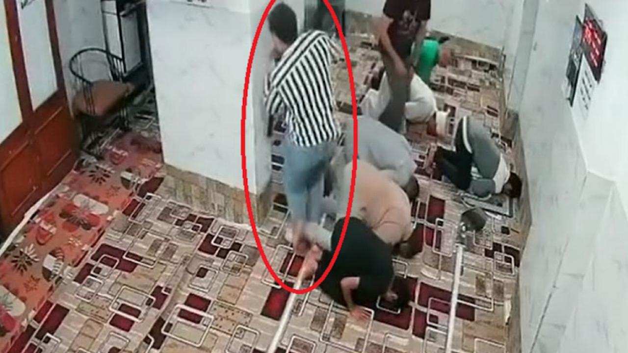 مشهد مروع لاقتحام مسجد بالشوم أثناء الصلاة.. صور