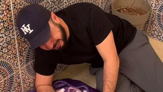 فنان مغربي يثير الجدل لرغبته في إقامة جنازة لكلبه.. فيديو