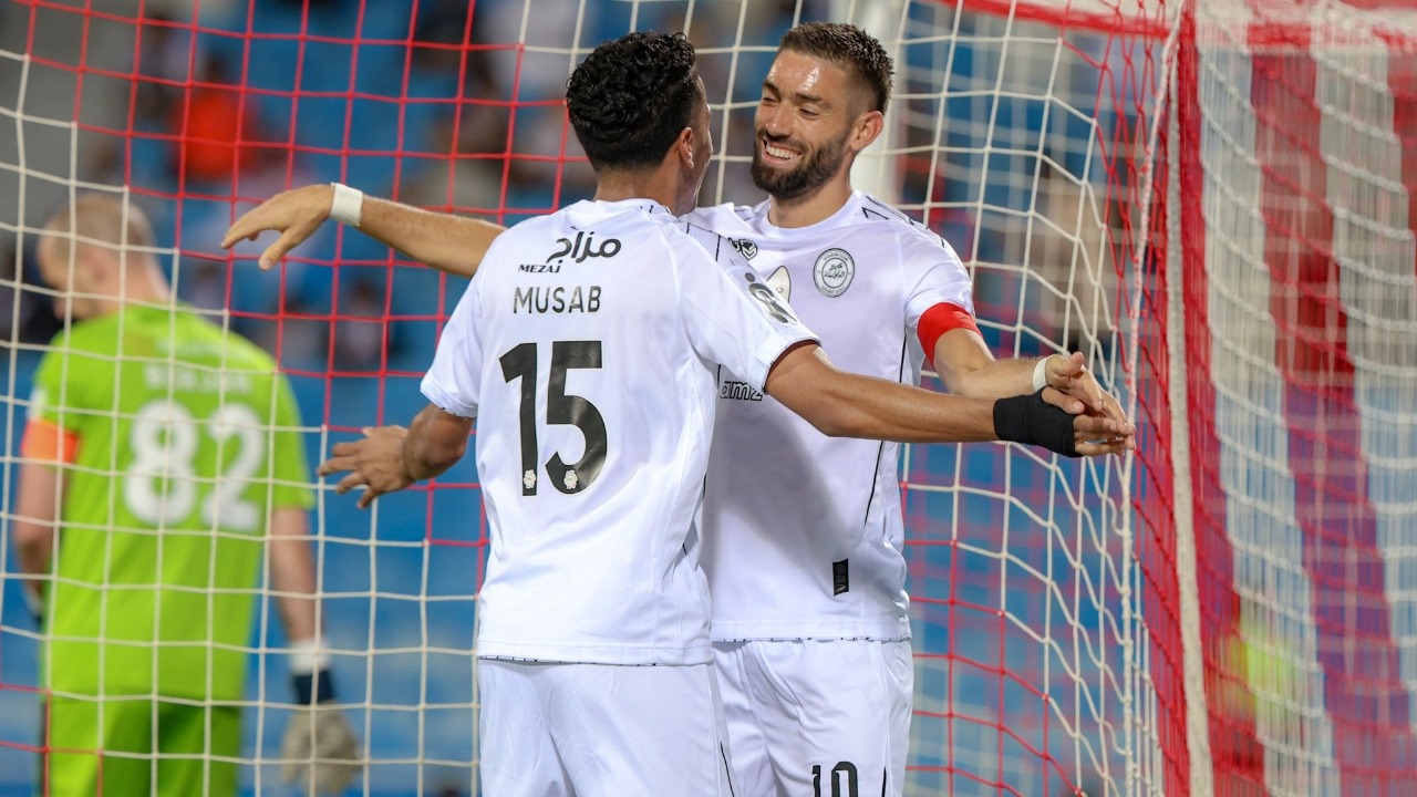 الشباب يتخطى عقبة الرياض بثلاثية
