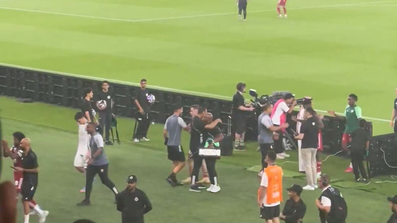 فيغا يودع جماهير الأهلي .. فيديو