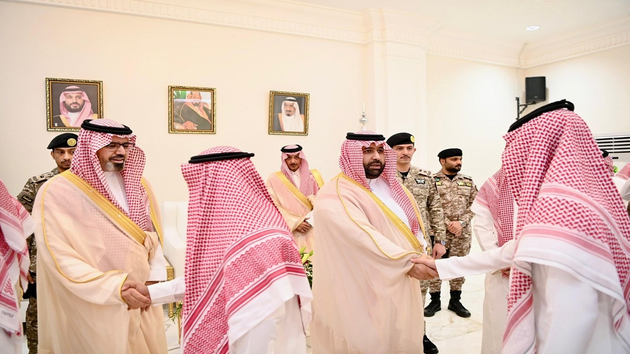 أمير جازان ونائبه يستقبلان المهنئين من منسوبي الإمارة بمناسبة الثقة الملكية.. فيديو