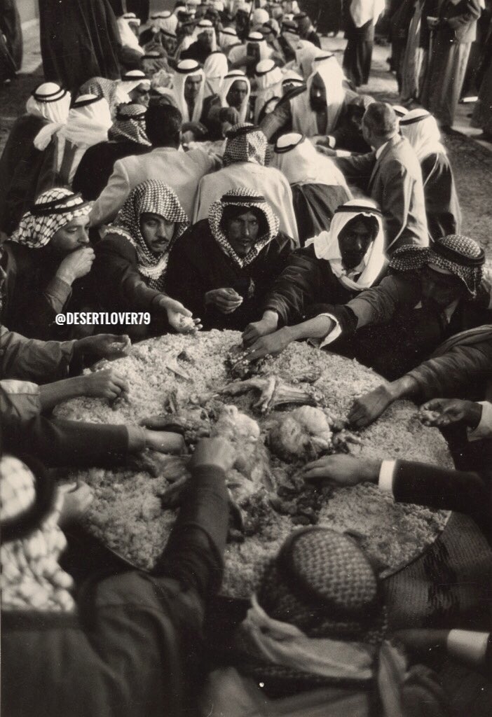 صورة تاريخية توثق أجواء وليمة سعودية قبل 60 عاما
