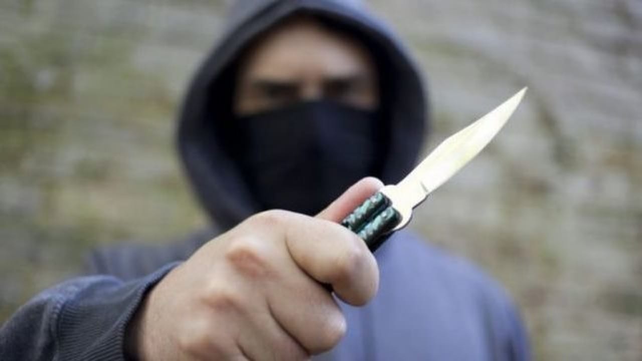 طالبة تطعن زميلتها وتصيب والدها في خلاف على آيفون