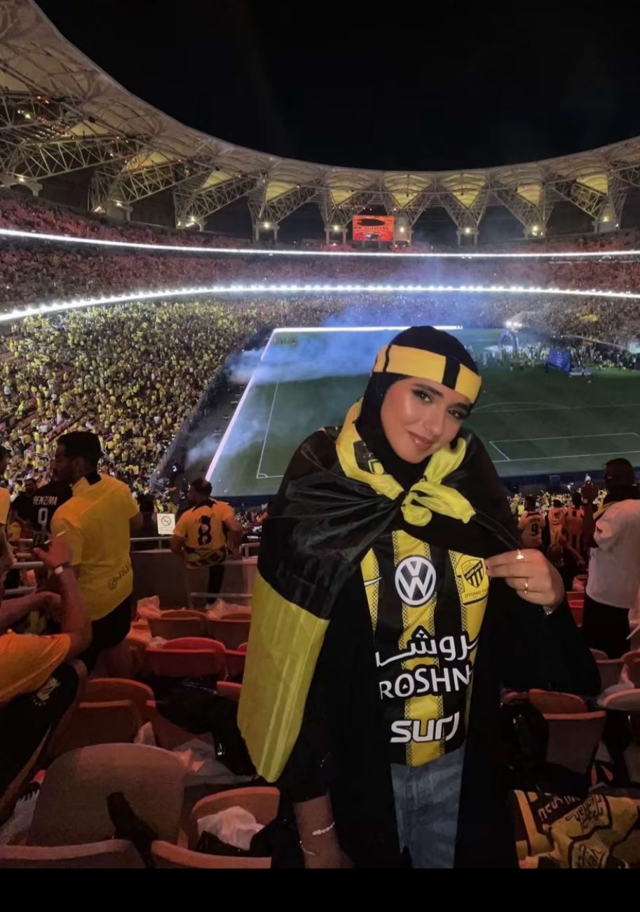 مشجعة اتحادية تشعل المدرجات والجماهير تلقبها بالتيفو الرابع .. فيديو