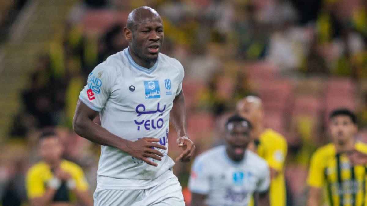 الأخدود يفاوض باسوغوغ لتجديد عقده