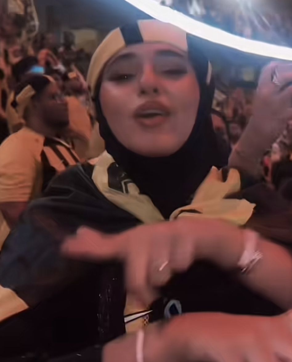 مشجعة اتحادية تشعل المدرجات والجماهير تلقبها بالتيفو الرابع .. فيديو