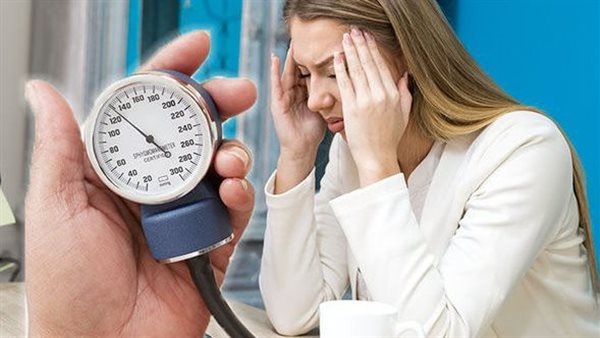 تحذير طبي من خطورة وضع كمادات باردة عند ارتفاع الضغط بشدة