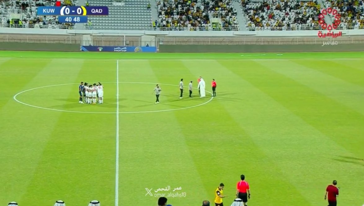 اشتباك في المنصة بمباراة القادسية والكويت.. فيديو