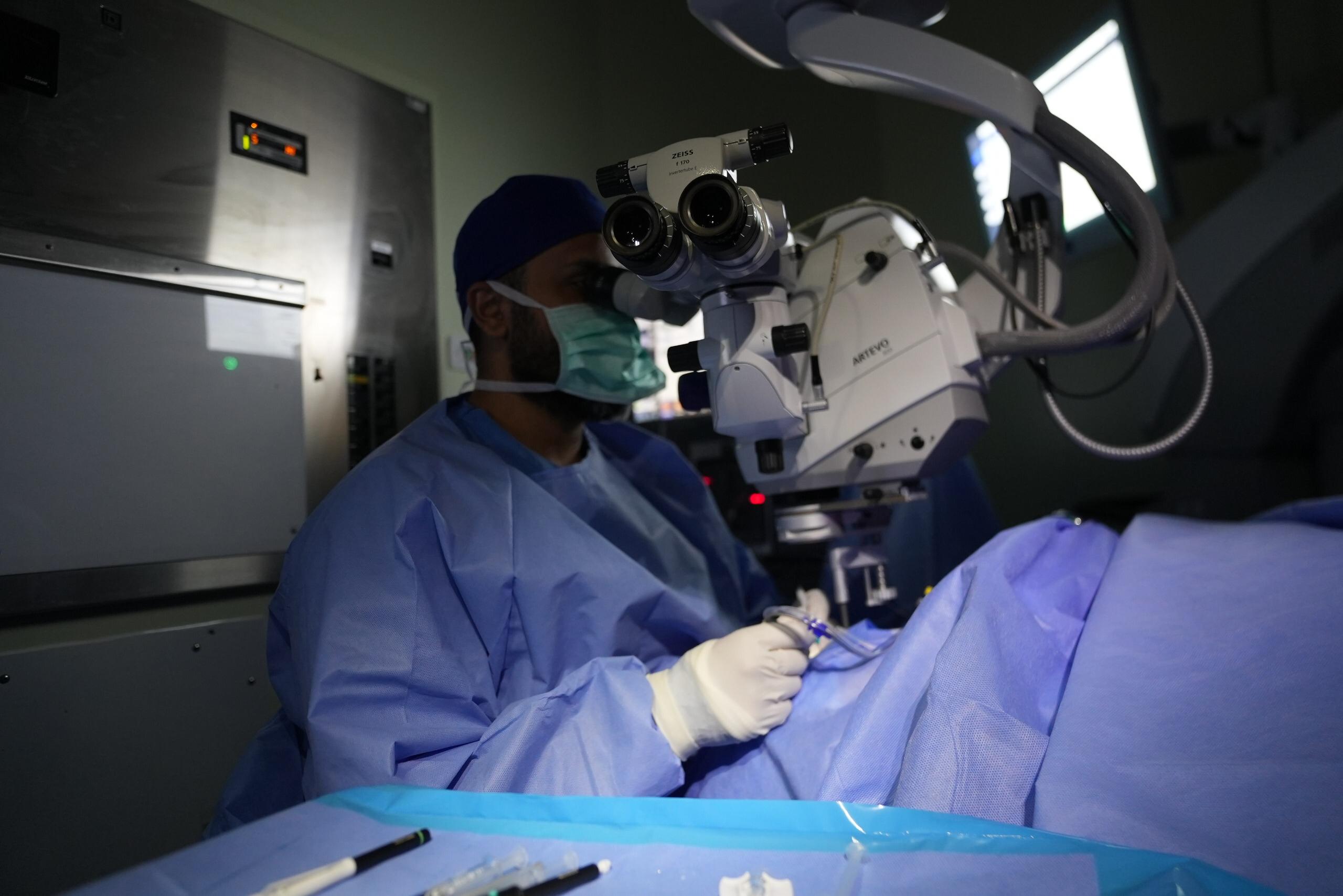 حاجة مصرية تكمل نسكها باستعادة بصرها بعد تدخل عاجل بمدينة الملك عبدالله الطبية