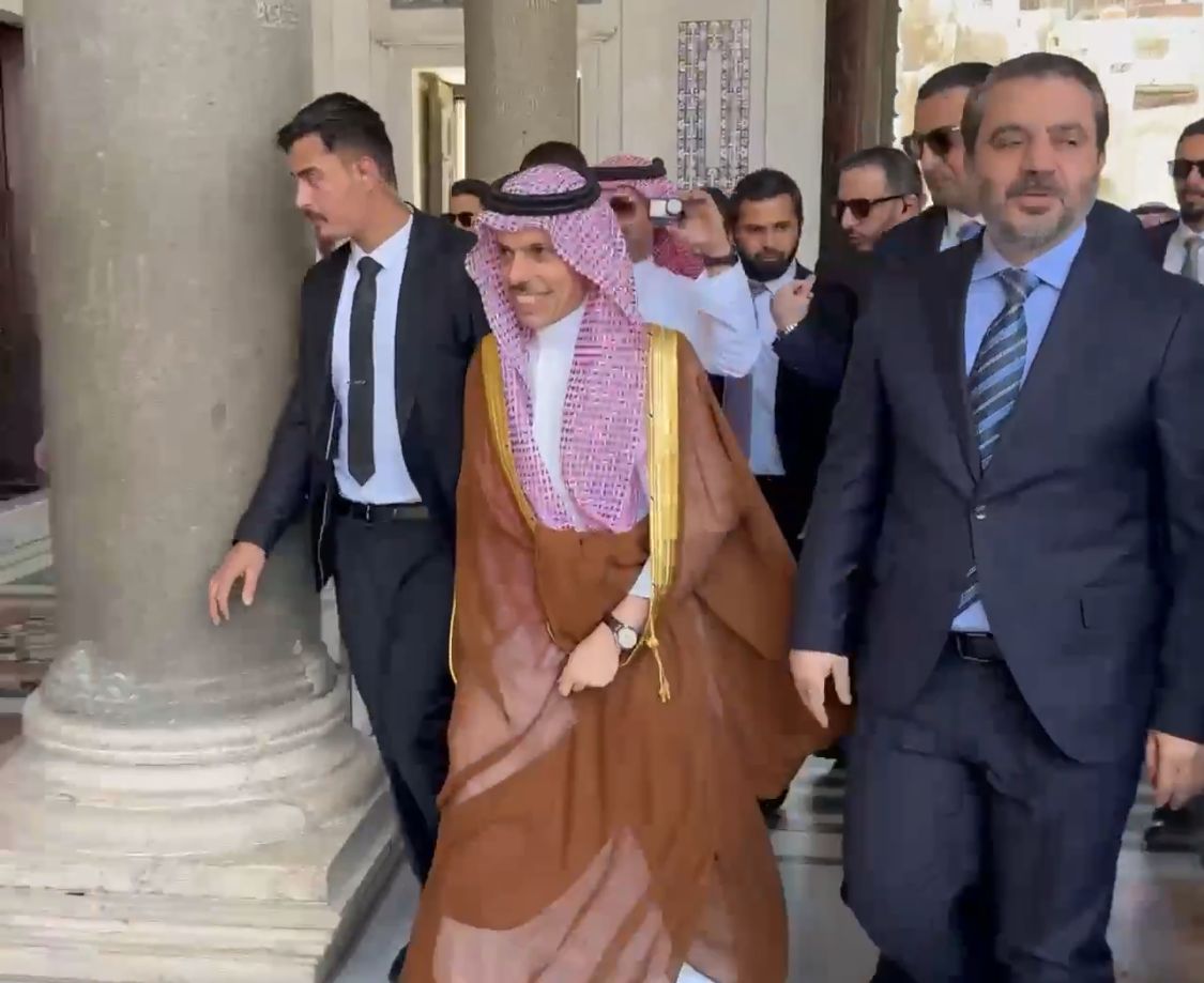 وزير الخارجية يؤم المصلين في المسجد الأموي خلال زيارته لدمشق.. فيديو