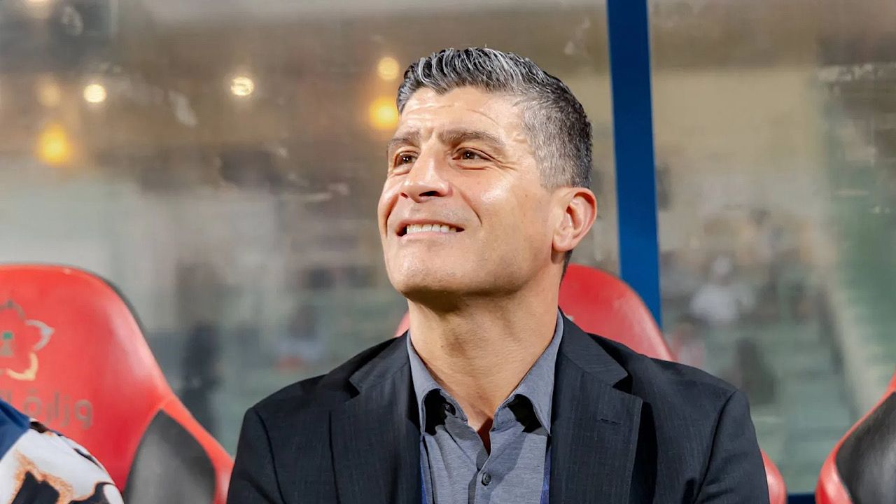 الفيحاء يجدد عقد مدربه