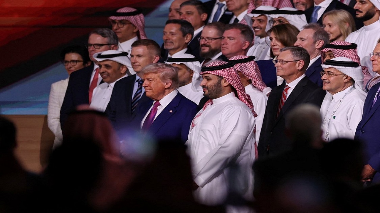 صور تذكارية تجمع ولي العهد وترامب بعد انتهاء المؤتمر.. فيديو